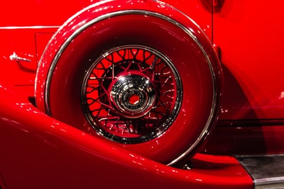 一套红色的车轮和轮胎的照片
